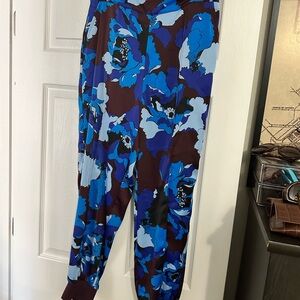 Who What Wear Blue and Purple Floral Joggers